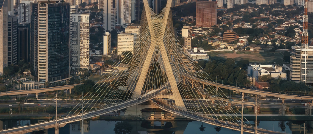 Ambiente de negócios em São Paulo com alta demanda por presença digital