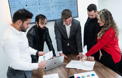 Equipe da tWeb analisando relatórios em uma reunião Equipe da tWeb analisando relatórios em uma reunião