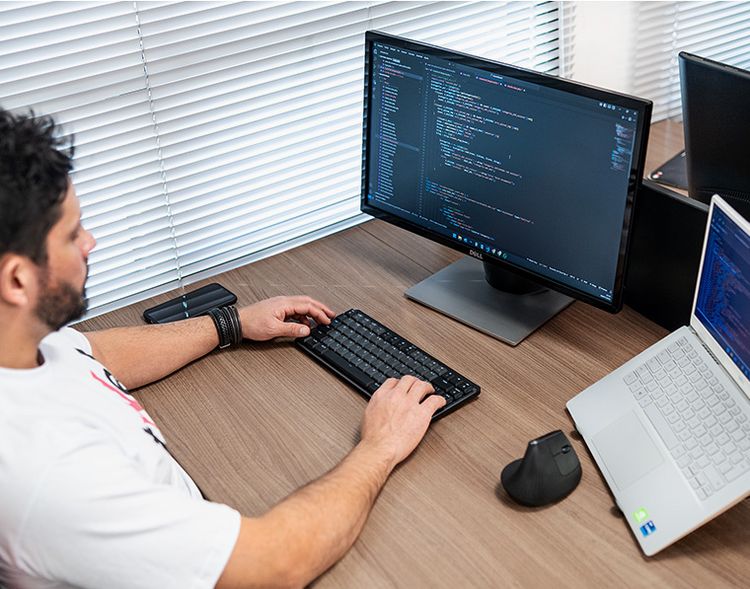 Desenvolvedor da tWeb programando um site Desenvolvedor da tWeb programando um site