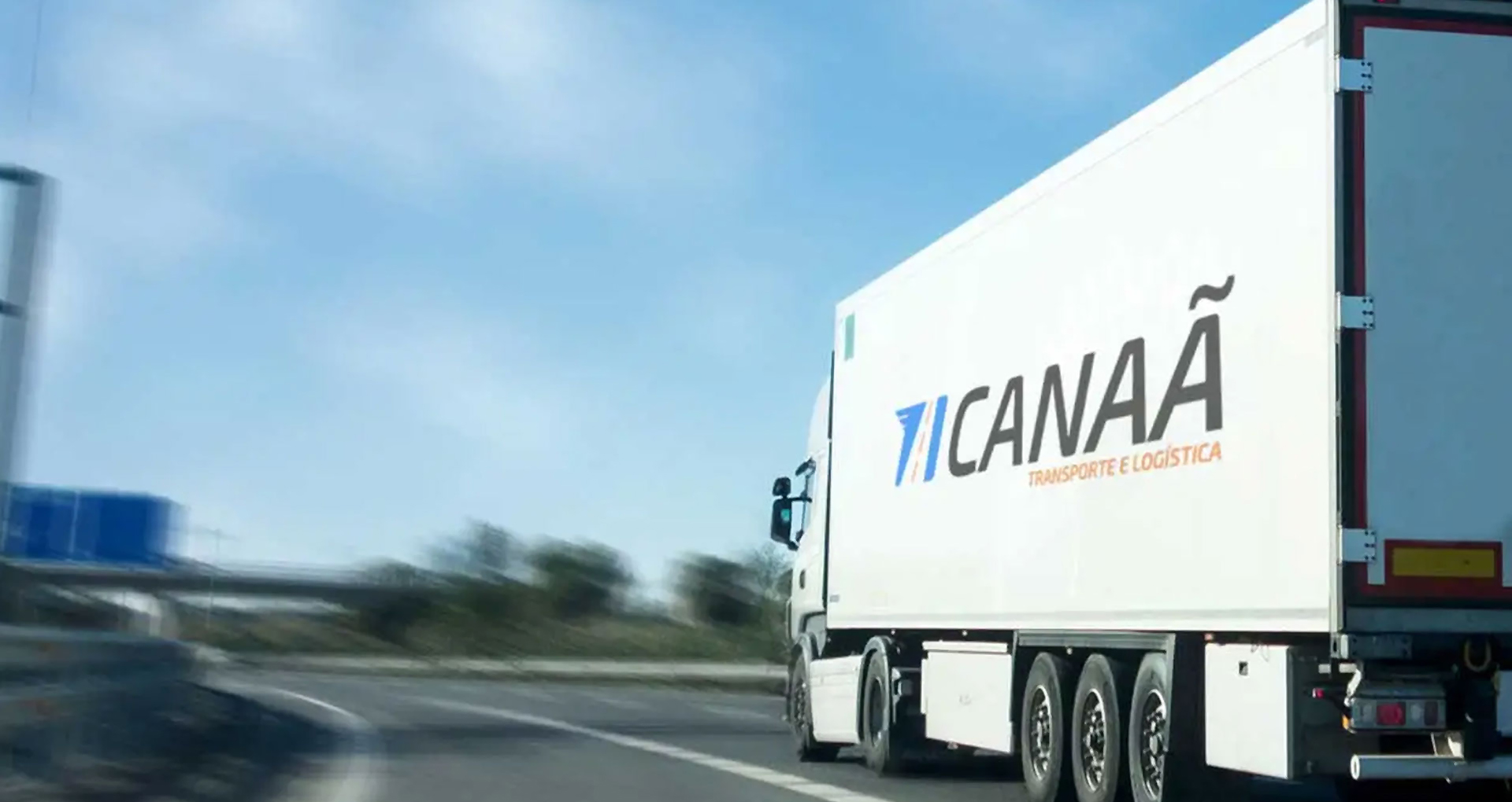Caminhão Canaã Transportes na estrada Caminhão Canaã Transportes na estrada